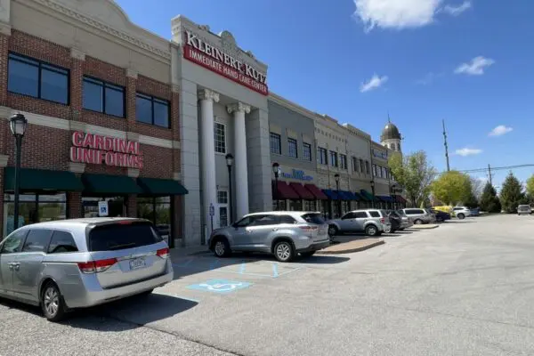 Chamberlain Pointe Commercial Property store fronts and parking