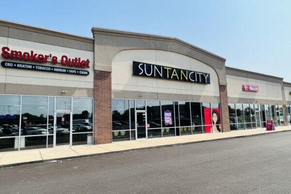 Storefront Entrance of Smokers Outlet, Sun Tan City, & T-Mobile at Mount Washington Commons